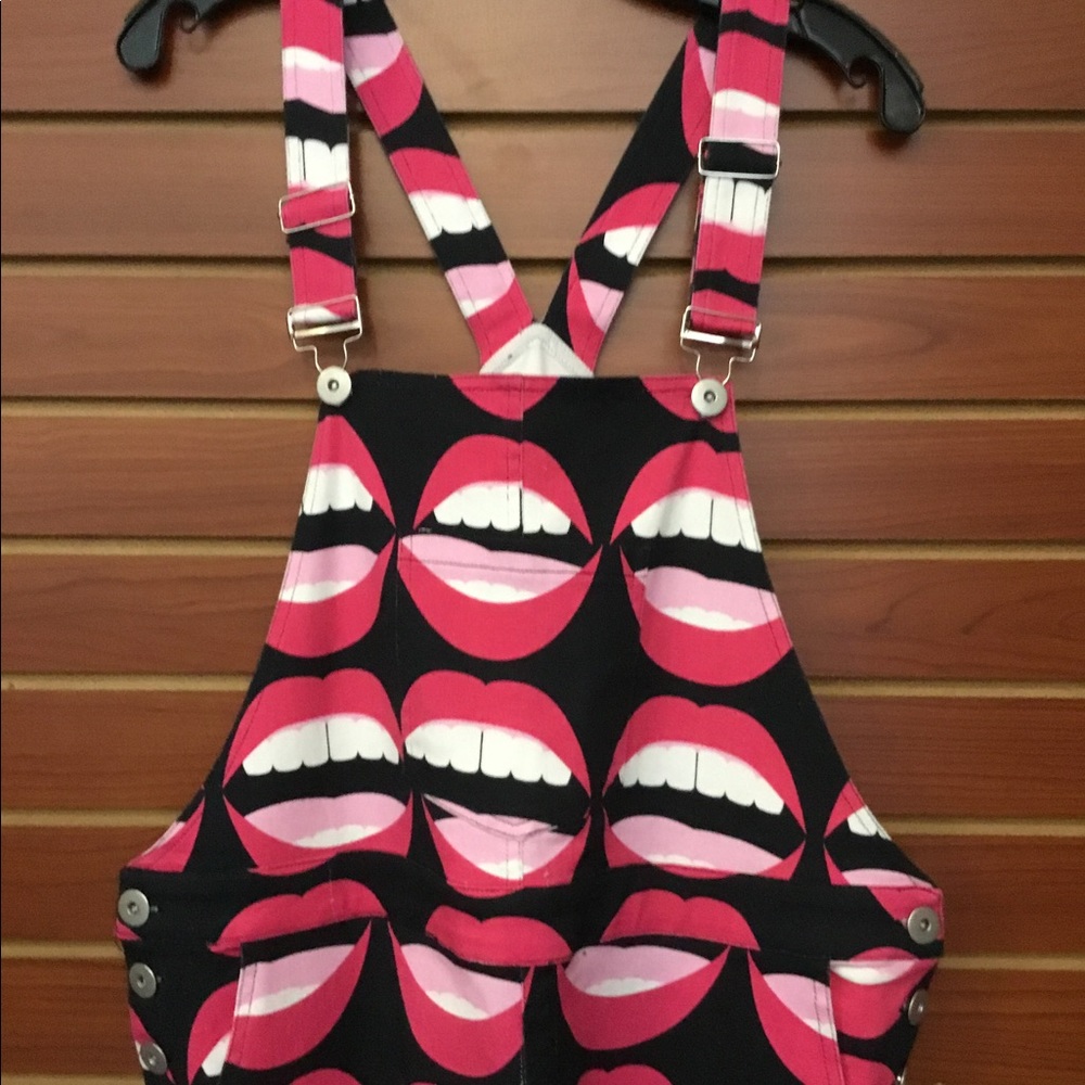 Stylish Pink and Black Lips Print Jumpsuit